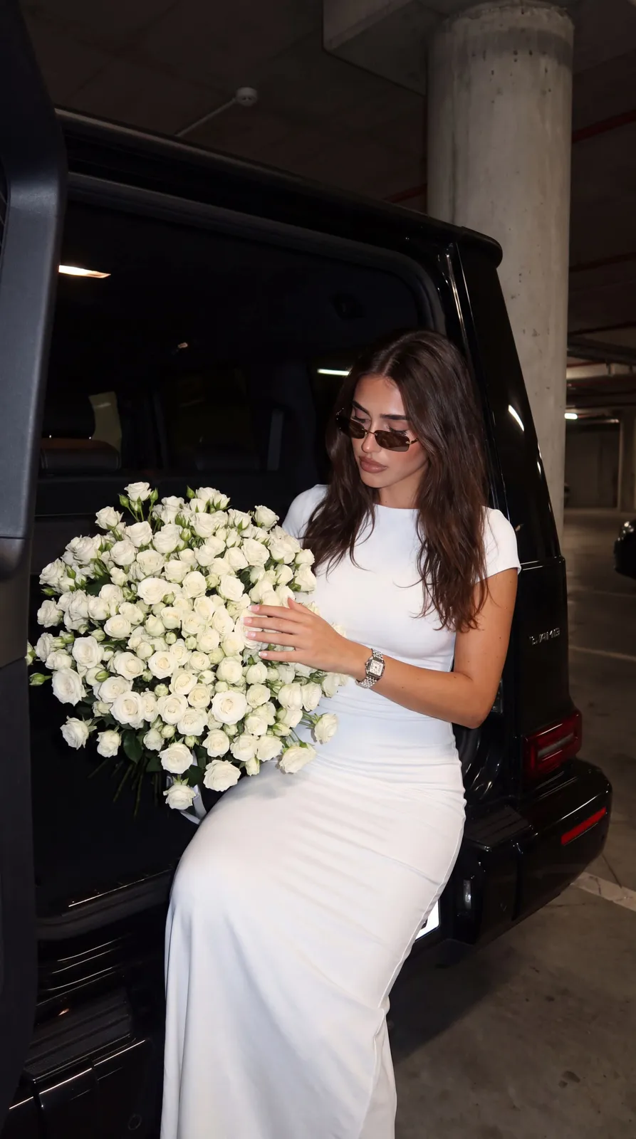Parking tailgate with white roses — example 2